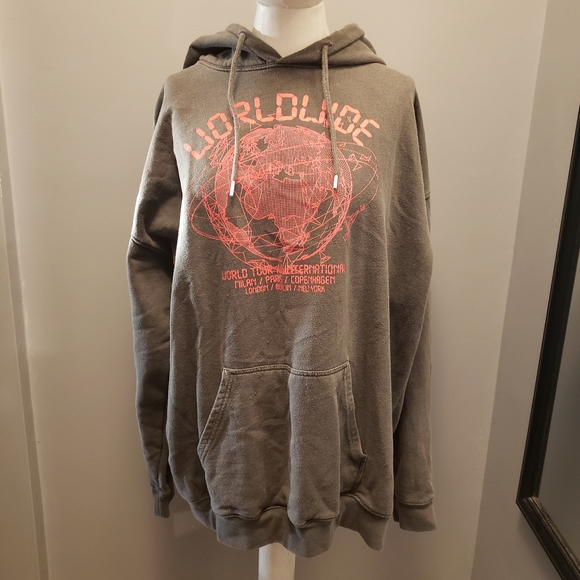 PrettyLittleThing Worldwide Oversized Graphic Hoodie - Picture 2 of 4